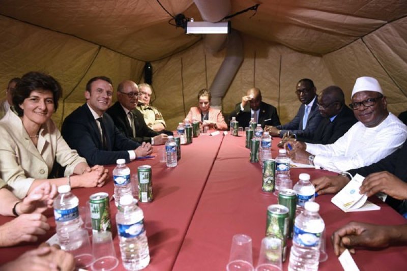 Presiden Mali Ibrahim Boubacar Keita (kanan) bertemu dengan Presiden Prancis Emmanuel Macron (ke-2 kiri) dan Menteri Pertahanan Prancis Sylvie Goulard (kiri) dalam sebuah kunjungan ke pasukan Prancis di wilayah Sahel Afrika di Gao, utara Mali, Jumat (19/5