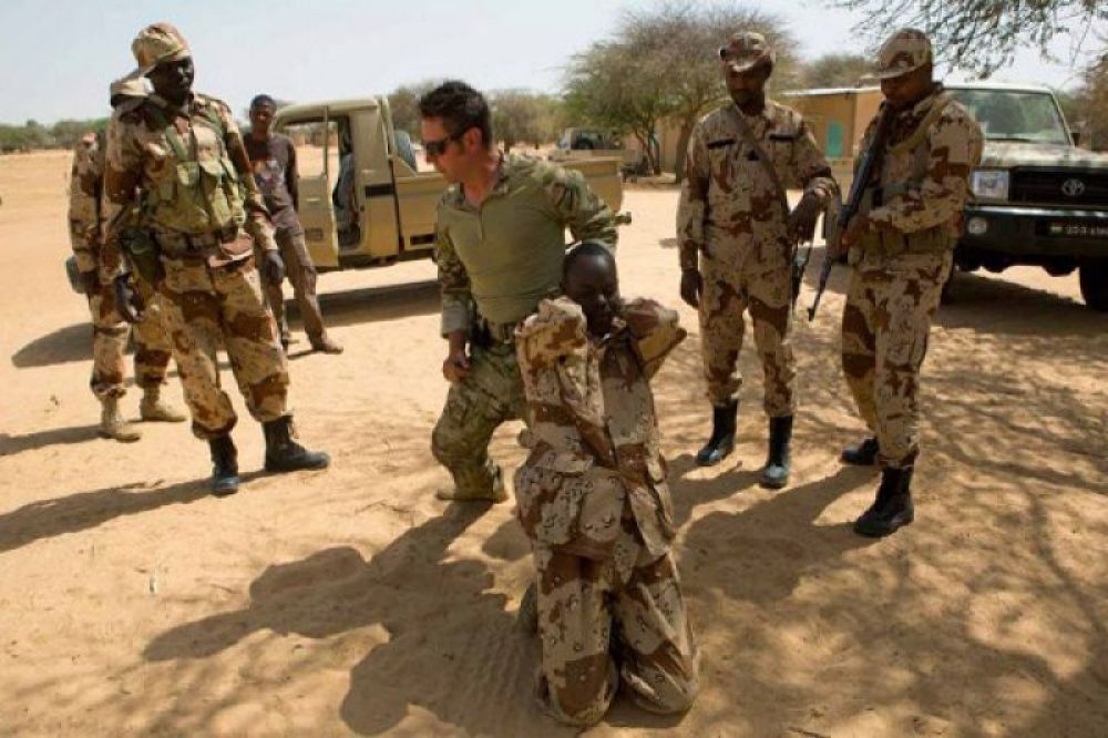 ilustrasi: Satu pasukan khusus AS menunjukkan bagaimana cara menangkap seorang tersangka, saat pelatihan untuk militer Afrika, di Diffa, Niger. (ANTARA/Reuters)

