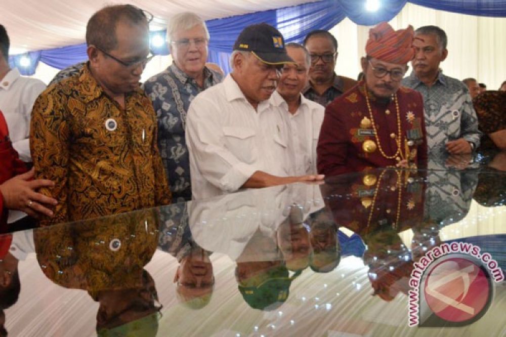 Ground Breaking Tol Layang AP Pettarani Menteri Pekerjaan Umum Perumahan Rakyat Basuki Hadimuljono (tengah) didampingi Gubernur Sulsel Syahrul Yasin Limpo (kanan), dan Direktur Utama PT Bosowa Marga Nusantara Anwar Toha (kedua kiri) melihat maket rancanga
