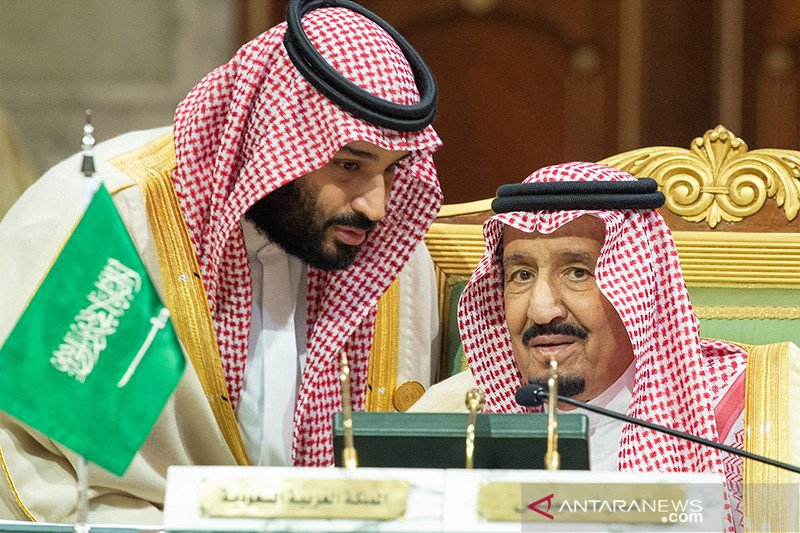 Putera Mahkota Mohammed bin Salman berbicara dengan Raja Arab Saudi Salman bin Abdulaziz Al Saud . (REUTERS/HANDOUT Saudi Royal Court/Bandar Algaloud)

