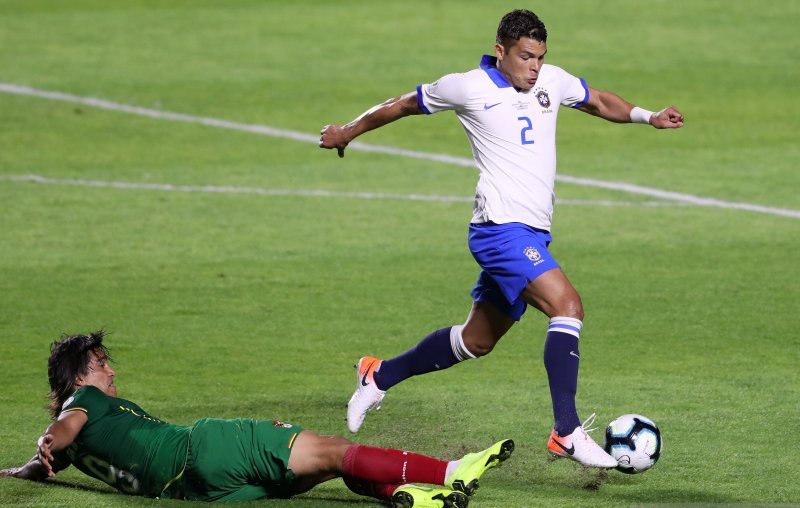 Thiago Silva (kanan), pemain timnas Brasil yang kini jadi rekrutan anyar Chelsea, berebut bola dengan pemain Bolivia Marcelo Martins pada pertandingan Grup A Copa America 2019 di stadion Morumbi, San Paulo, Brasil, Sabtu (15/6/2019). Dua gol dari Coutinho