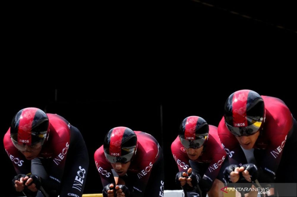 Tim INEOS berlaga di Etape 2 balap Tour de France 2019 yang menempuh rute dari Brussel Royal Palace ke Brussel Atomium (7/7/2019). ANTARA/Reuters/Gonzalo Fuentes .