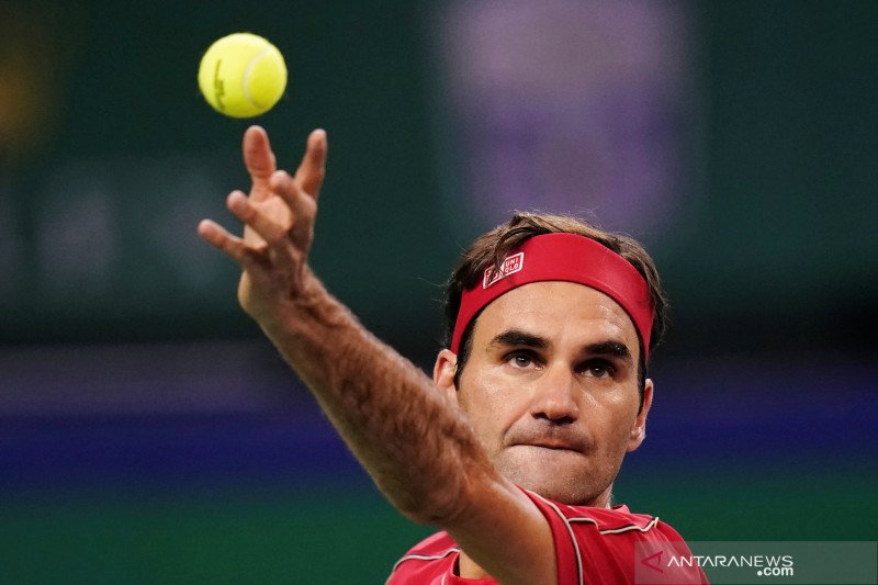dok/ Petenis Roger Federer asal Swiss melakukan servis ke arah petenis Albert Ramos-Vinolas asal Spanyol pada pertandingan babak kualifikasi Turnamen Shanghai Masters di Shanghai, China, Selasa (8/10/2019). Aly Song/wsj.

