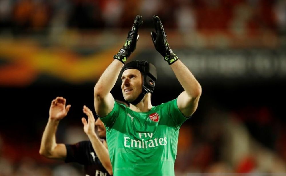 Kiper Arsenal Petr Cech melakukan selebrasi usai timnya menang 4-2 atas Valencia dalam laga kedua semifinal Liga Europa di Stadion Mestalla, Valencia, Spanyol, Kamis (9/5/2019). ant