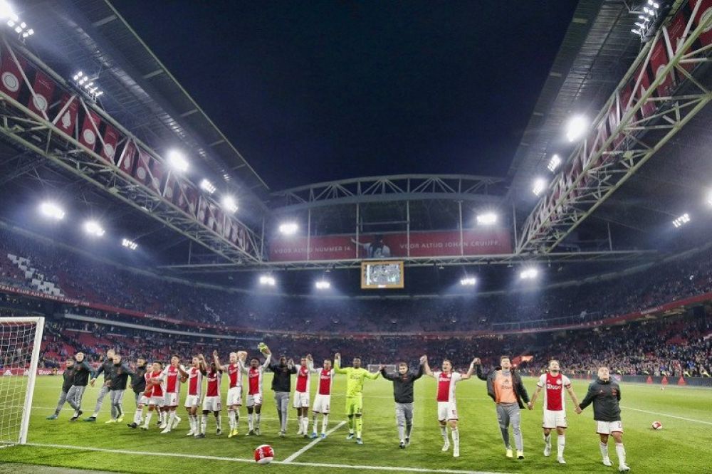 LOCK DOWN: Para pemain Ajax menyapa suporternya seusai memenangi De Klassieker melawan Feyenoord dalam laga lanjutan Liga Belanda di Stadion Johan Crujff Arena, Amsterdam, Belanda, Minggu (27/10/2019) setempat. (ANTARA/Twitter@AFCAjax)