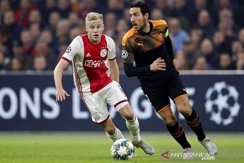Gelandang Ajax Donny van de Beek (kiri) berusaha merebut bola dari penguasaan pemain Valencia Dani Parejo dalam laga pemungkas Grup H Liga Champions di Stadion Johan Crujff Arena, Amsterdam, Belanda, Selasa (10/12/2019) waktu setempat. (ANTARA/AFP/ANP/Mau
