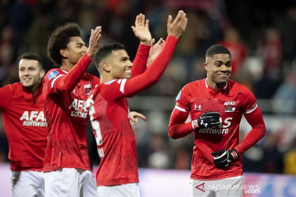 Penyerang AZ Alkmaar Myron Boadu (kanan) dan rekan-rekannya merayakan kemenangan atas Ajax dalam lanjutan TANPA JUARA: Liga Belanda di Stadion AFAS, Alkmaar, Belanda, Minggu (15/12/2019) waktu setempat. (ANTARA/AFP/ANP/Olaf Kraak)