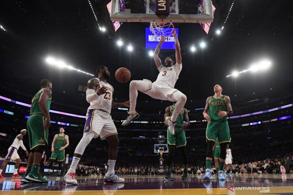 Pebola basket LA Lakers Anthony Davis membuat slam dunk saat melawan Boston Celtics dalam laga lanjutan NBA di Los Angeles, California, AS, Minggu (23/2/2020). Lakers menang atas Celtics dengan skor 114-112. ANTARAFOTO/Reuters/Kirby Lee-USA TO