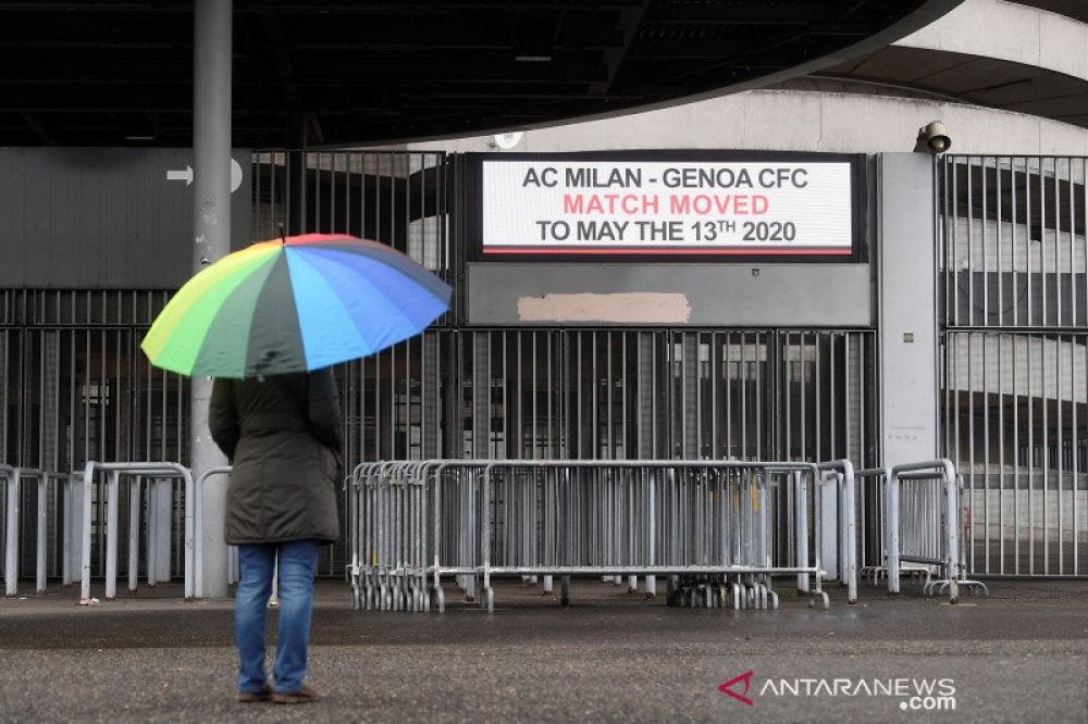 PANDEMI COVID-19: Seorang pendukung melihat pengumuman penundaan laga AC Milan melawan Genoa di stadion San Siro, Milan, Minggu (1/3/2020). Sejumlah pertandingan Serie A ditunda karena merbaknya virus corona di negara itu. ANTARA FOTO/REUTERS/Flavio Lo Sc