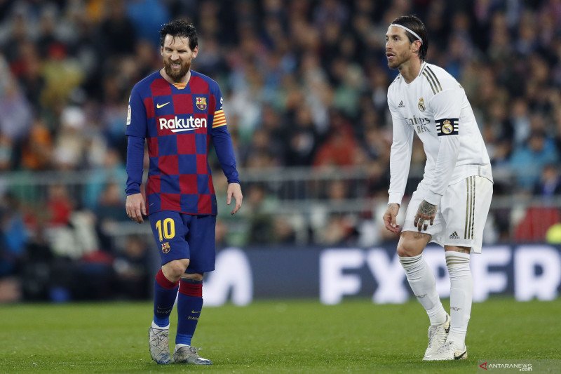 Sergio Ramos dan Lionel Messi kerap kali berhadapan saat Barcelona menghadapi Real Madrid.(Daisuke Nakashima/AFLO/Daisuke Nakashima)
