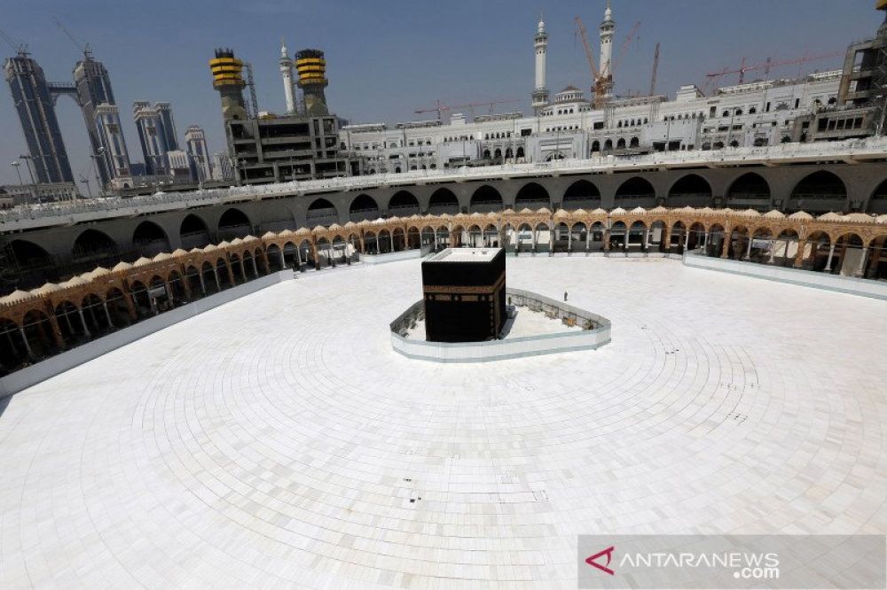 MASIH TERTUTUP UNTUK UMUM: Suasana Masjidil Haram yang sepi di Mekah, Arab Saudi, Jumat (6/3/2020). Pemerintah Arab Saudi menangguhkan sementara pelaksanaan ibadah umrah terkait merebaknya wabah virus corona. ANTARA FOTO/Reuters/Ganoo Essa/pras.
