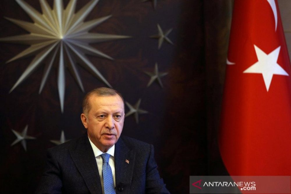 IMPOR: Presiden Turki Tayyip Erdogan mengikuti KTT G20 secara virtual di Huber Mansion, Istanbul, Kamis (26/3/2020). KTT G20 kali ini mengangkat tema utama tentang penanggulangan pandemi COVID-19. ANTARA FOTO/Presidential Press Office/Handout via REUTERS/