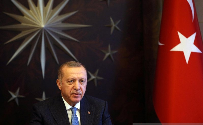 Presiden Turki Tayyip Erdogan mengikuti KTT G20 secara virtual di Huber Mansion, Istanbul, Kamis (26/3/2020). KTT G20 kali ini mengangkat tema utama tentang penanggulangan pandemi COVID-19. ANTARA FOTO/Presidential Press Office/Handout via REUTERS/pras.