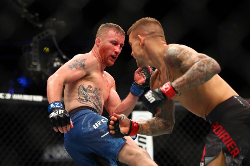 Justin Gaethje (kiri) saat bertarung dengan Dustin Poirier pada 14 April 2018. ANTARA/REUTERS/Mark J. Rebilas-USA TODAY Sports (.)

