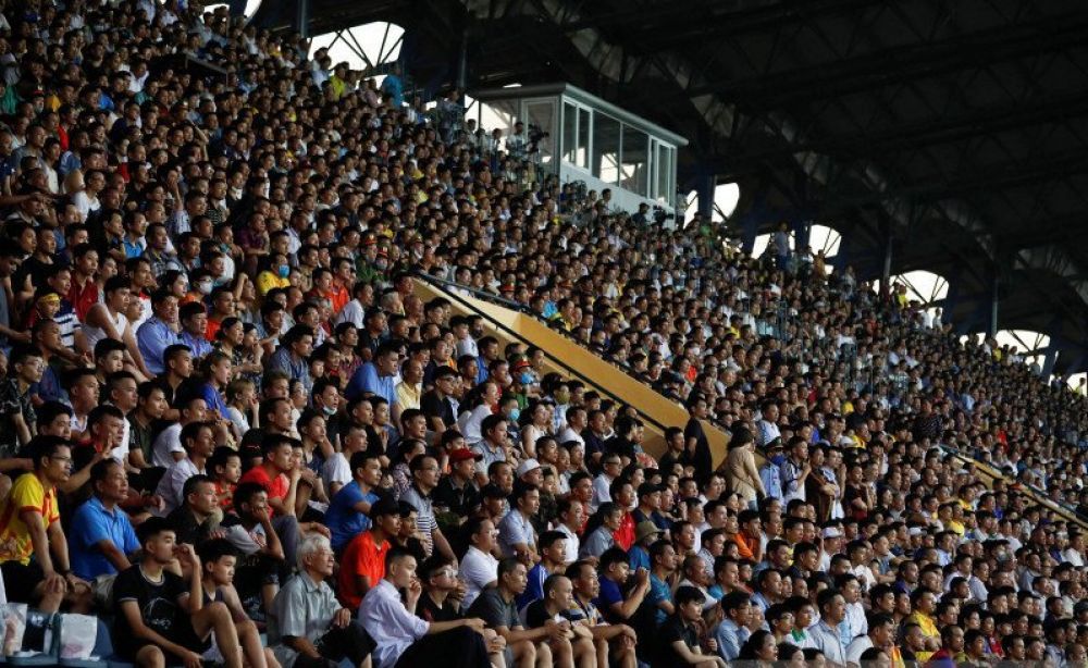 Penggemar sepak bola hadir menyaksikan pertandingan Liga V antara Viettel dan Duoc Nam Ha Nam Dinh, setelah pemerintah setempat melonggarkan kebijakan lockdown secara nasional, Nam Dinh, Vietnam, Jumat (5/6/2020). ANTARA FOTO/REUTERS/Kham/foc.
