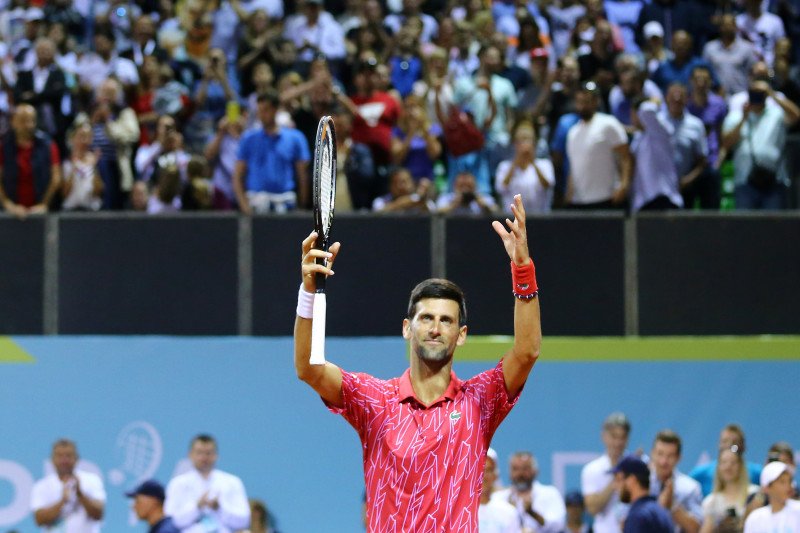 Petenis Serbia Novak Djokovic setelah mengalahkan petenis Kroasia Borna Coric dalam turnamen eksibisi Adria Tour di Zadar, Kroasia, 20 Juni 2020. (REUTERS/ANTONIO BRONIC)
