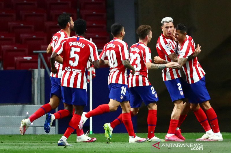 
Pesepak bola Atletico Madrid merayakan gol ke gawang Real Valladolid dalam laga lanjutan Liga Spanyol di stadion Wanda Metropolitano, Madrid, Sabtu (20/6/2020). Atletico menang 1-0. ANTARA FOTO/REUTERS/Sergio Perez/foc.
