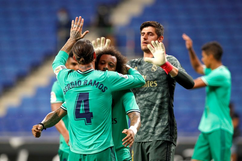 Pemain Real Madrid Marcelo dan Sergio Ramos merayakan gol ke gawang Espanyol di Stadion RCDE, Barcelona, Spanyol, 28 Juni 2020, yang membuat Madrid kini berselisih dua poin di atas Barcelona di puncak klasemen La Liga. (REUTERS/ALBERT GEA)

