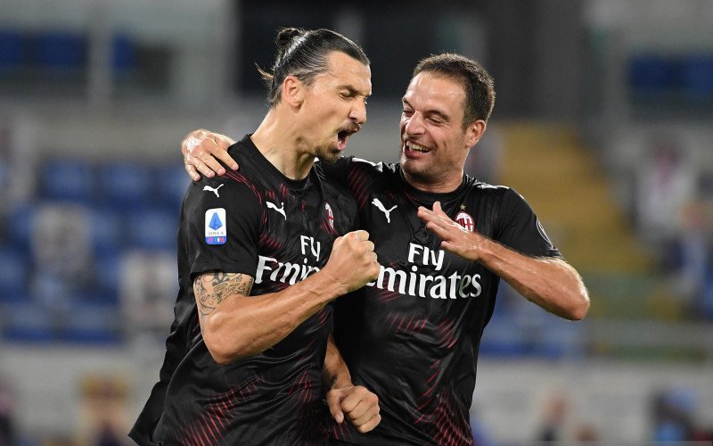 Pemain AC Milan Zlatan Ibrahimovic (kiri) merayakan gol penalti ke gawang Lazio dalam lanjutan Liga Italia di Stadio Olimpico, Roma, Italia, Sabtu (4/7/2020). ANTARA FOTO/REUTERS/Alberto Lingria/foc.

