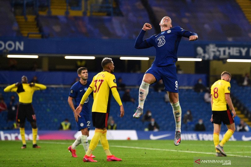 Pesepak bola Chelsea Ross Barkley merayakan gol ke gawang Watford dalam lanjutan Liga Inggris di Stamford Bridge, London, Sabtu (4/7/2020). Chelsea menang 3-0 dalam laga itu. ANTARA FOTO/Glyn Kirk/Pool via REUTERS/foc.