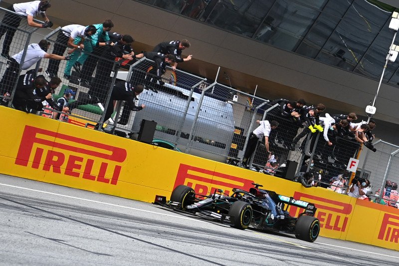 Pebalap Mercedes Lewis Hamilton melintasi garis finis untuk menjuarai Grand Prix Styria di Sirkuit Red Bull Ring, Austria, Minggu (12/7/2020) Joe Klamar/Pool via Reuters

