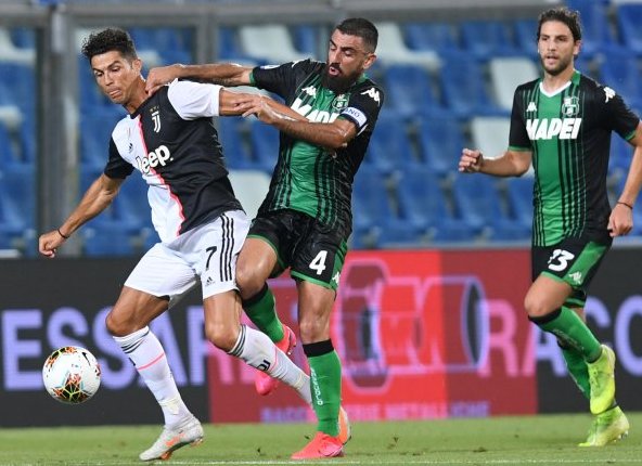 Penyerang Juventus Cristiano Ronaldo berusaha melepaskan diri dari kawalan pemain Sassuolo Francesco Magnanelli, pada pertandingan Liga Italia yang dimainkan di Stadion Mapei, Sassuolo, Rabu (15/7/2020). (ANTARA/REUTERS/JENNIFER LORENZINI)

