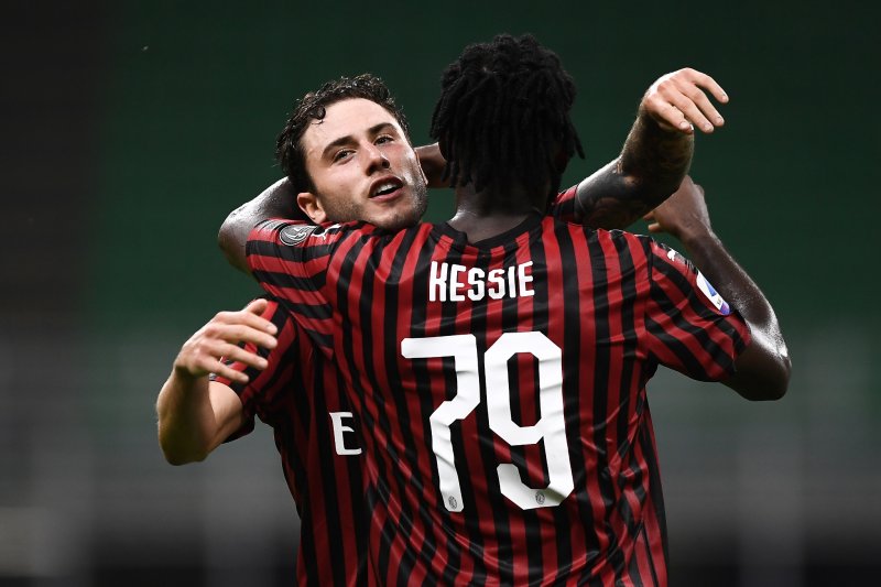 Franck Kessie merayakan gol yang dicetaknya saat AC Milan menundukkan Bologna dalam lanjutan Serie A Liga Italia, Minggu dini hari WIB. (REUTERS/Nicolò Campo/Sipa USA).