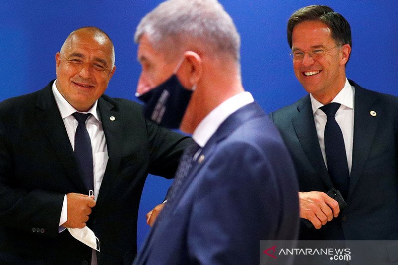 Perdana Menteri Bulgaria Boyko Borissov (kiri) dan Perdana Menteri Belanda Mark Rutte (kanan) tertawa saat pertama kali saling bertemu di tengah pertemuan tingkat tinggi Uni Eropa sejak wabah virus corona (COVID-19), Brussels, Belgia (18/7/2020). ANTARA/R