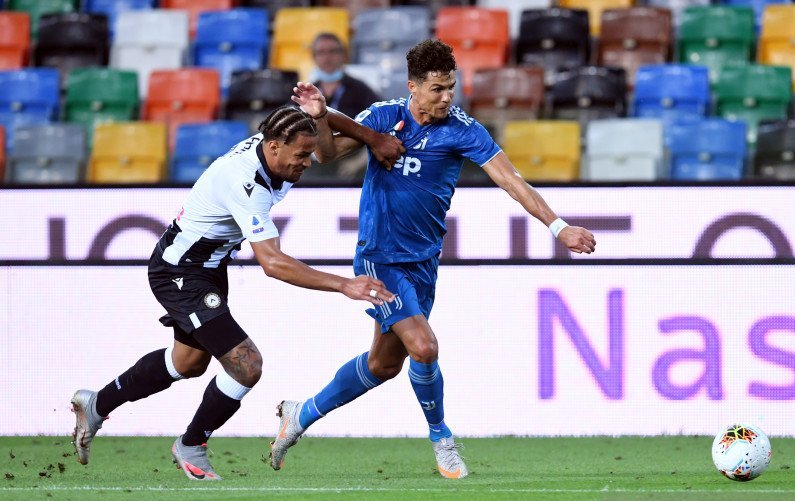 Pemain AC Milan Davide Calabria (kiri) dan penyerang Atalanta Duvan Zapata (kanan) setelah berduel memperebutkan bola dalam pertandingan Liga Italia yang dimainkan di Stadion San Siro, Milan, Jumat (24/7/2020). (ANTARA/REUTERS/DANIELE MASCOLO)

