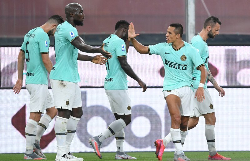 Penyerang Inter Milan Alexis Sanchez (kedua dari kanan) dan Romelu Lukaku (kedua dari kiri) merayakan gol yang tercipta dalam pertandingan Liga Italia melawan Genoa, yang dimainkan di Stadion Luigi Feraris, Genoa, Sabtu (25/7/2020). (ANTARA/REUTERS/JENNIF
