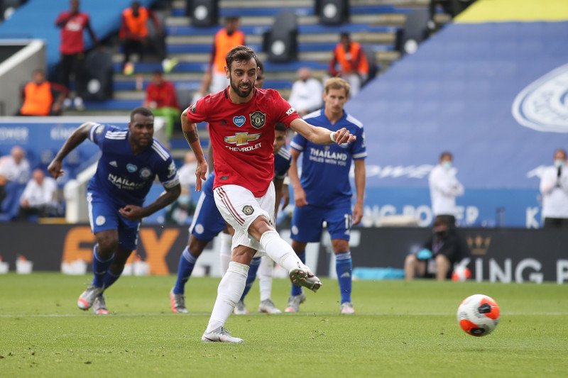 Pemain Manchester United Bruno Fernandes saat mencetak gol ke gawang Leicester City dalam laga pamungkas Liga Premier di Stadion King Power di Leicester, 26 Juli 2020. (Pool via REUTERS/Carl Recine)