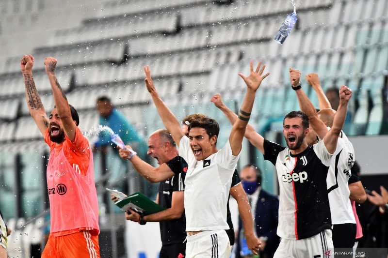 Carlo Pinsoglio (kiri), Paulo Dybala (tengah), dan Miralem Pjanic (kanan) bersorak merayakan kemenangan Juventus atas Sampdoria, yang sekaligus mengamankan gelar Liga Italia ke-36 bagi timnya, pada Minggu (26/7/2020). (ANTARA/REUTERS/MASSIMO PINCA)