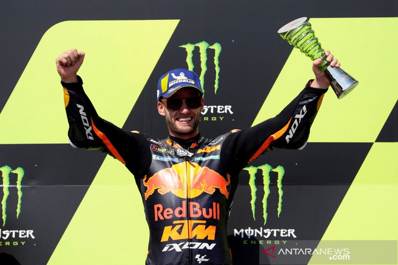 Pembalap KTM Factory Racing Brad Binder mengangkat trofi juara usai balap MotoGP Czech Republic Grand Prix di Masaryk Circuit, Brno, Czech Republic, Minggu 9 August 2020. Brad Binder berhasil merengkuh podium juara pertamanya sekaligus mengantar kemenanga
