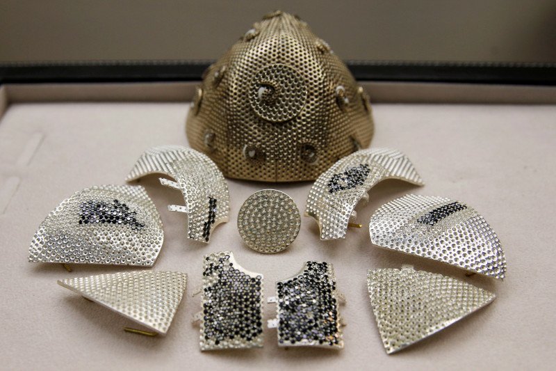 Bagian dari masker COVID-19 bertatahkan permata di pabrik perhiasan mewah di Motza, Israel 11 Agustus 2020 (REUTERS/RONEN ZVULUN)