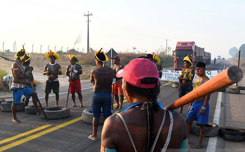 Sejumlah warga masyarakat adat Kayapo memblokir jalan raya nasional BR 163 Brasil, karena mereka memprotes tindakan pemerintah di tanah adat untuk menghindari penyebaran penyakit virus corona (COVID-19), di Novo Progresso, negara bagian Para, Brasil, Seni