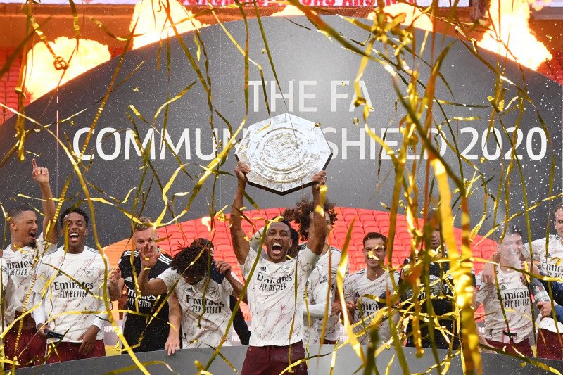 Pemain Arsenal Pierre-Emerick Aubameyang dan rekan-rekan satu timnya merayakan sukses merebut trofi Community Shield ketika event yang menjadi pembuka musim baru dimainkan di Wembley Stadium, London, pada Sabtu, 29 Agustus 2020. (Pool via REUTERS/JUSTIN T