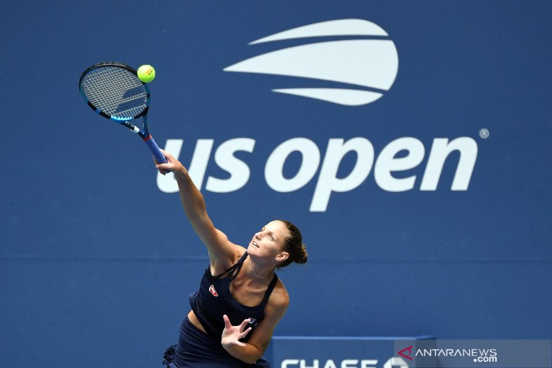Petenis Republik Ceko Karolina Pliskova memukul bola dalam pertandingan putaran pertama US Open 2020 melawan Anhelina Kalinina di Stadion Tenis Billie Jean King, New York, Senin (31/8/2020). (ANTARA/Reuters/USA TODAY Sports/Danielle Parhizkaran)