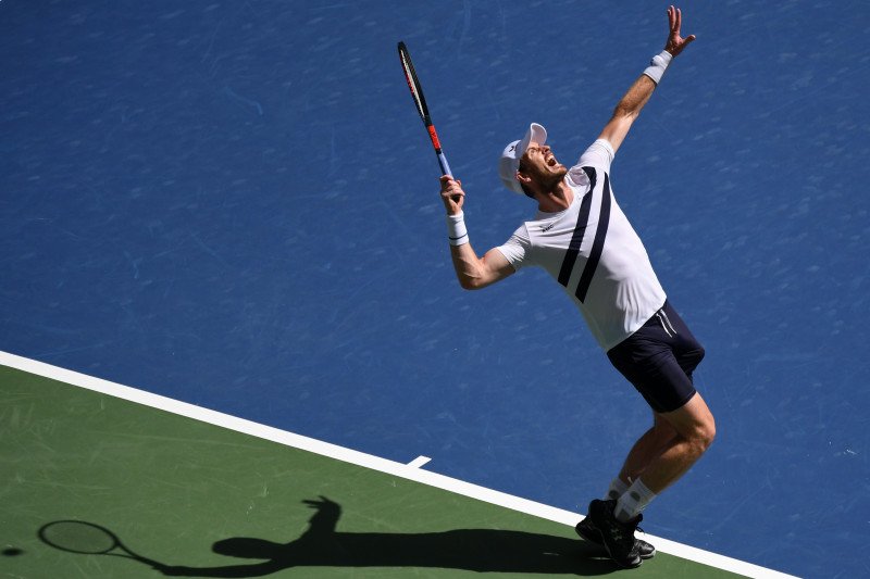 Petenis Inggris Andy Murray melakukan serve ketika melawan petenis Jepang Yoshihito Nishioka di turnamen US Open 2020, Flushing Meadows, New York. (1/9/2020) Danielle Parhizkaran-USA TODAY Sports


