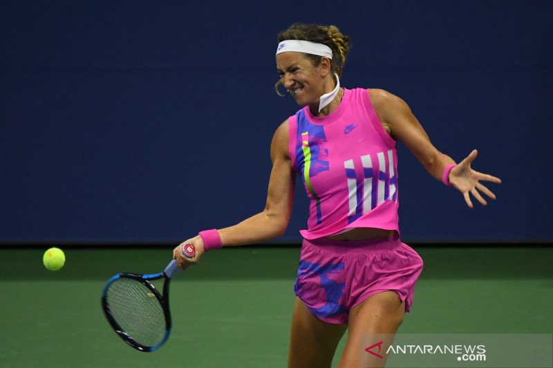 Petenis Belarus Victoria Azarenka melepaskan pukulan forehand dalam pertandingan semifinal US Open melawan Serena Williams yang dimainkan di Billie Jean King National Tennis Center, New York, AS, Kamis (10/9/2020). (ANTARA/Reuters/USA TODAY Sports/Daniell