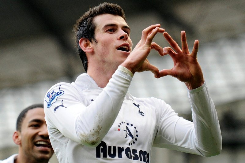 Gareth Bale merayakan gol yang ia cetak ke gawang Manchester City saat ia memperkuat Tottenham Hotspur di Liga Inggris pada 22 Januari 2012. REUTERS/Dylan Martinez/File Photo 


