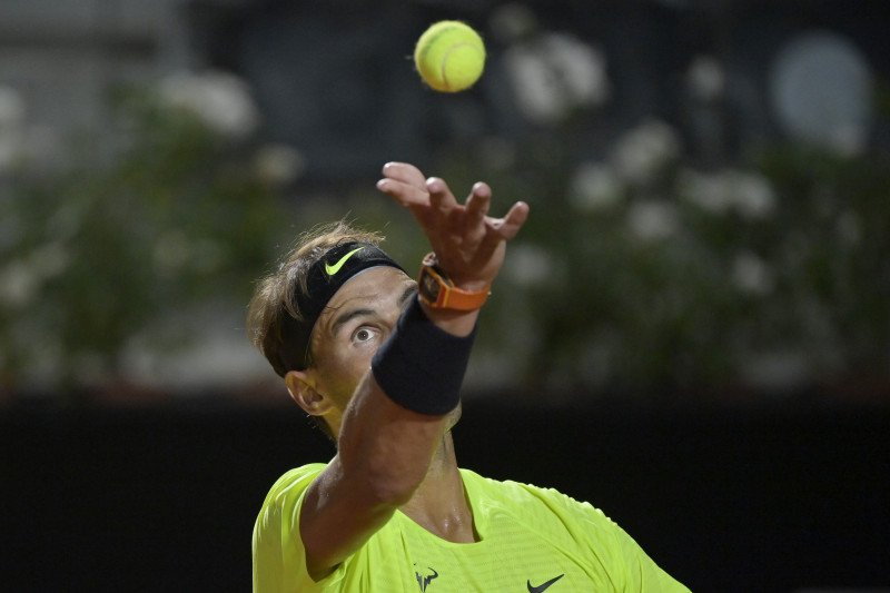 Petenis Spanyol Rafael Nadal di laga babak kedua Italian Open di Roma, Rabu (16/9/2020), melawan kompatriot Pablo Carreno-Busta. (Pool via Reuters/Riccardo Antimiani)