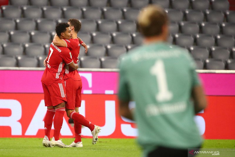 Penyerang Bayern Munich Serge Gnabry merayakan gol yang dicetaknya ke gawang Schalke 04 dalam pertandingan Liga Jerman yang dimainkan di Allianz Arena, Munich, Jumat (18/9/2020). (ANTARA/REUTERS/MICHAEL DALDER)
