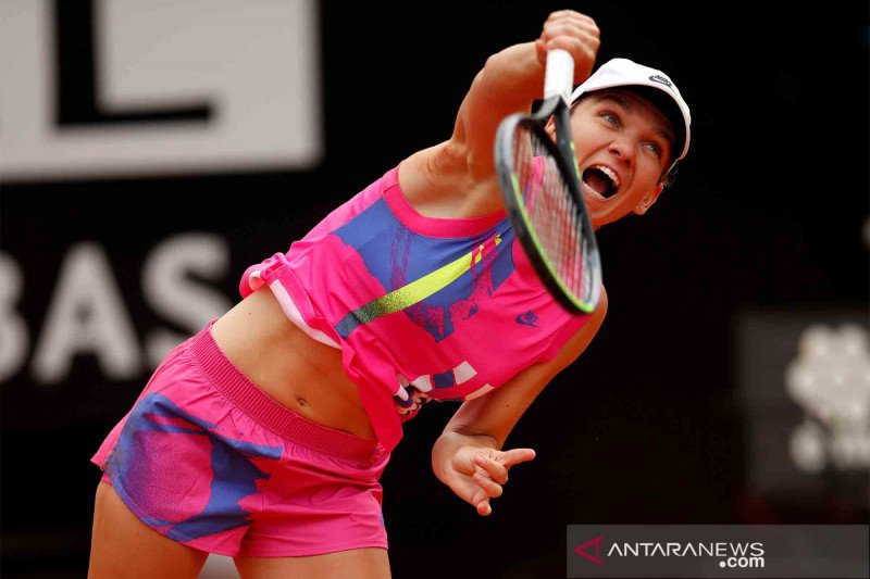 Petenis Simona Halep asal Romania melakukan servis ke arah lawannya petenis Karolina Pliskova asal Republik Ceko pada pertandingan babak final Italia Terbuka 2020 di Foro Italico, Roma Italia, Senin (21/9/2020). Simona Halep menjuarai Italia Open 2020 set