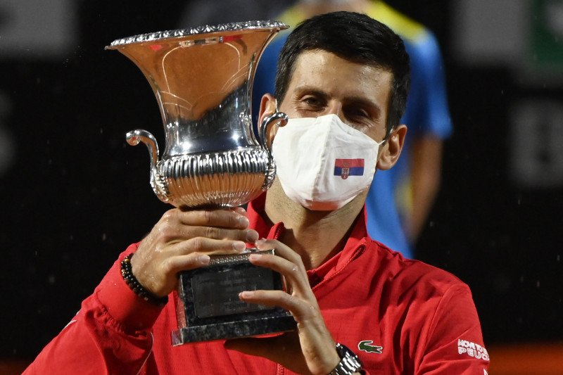 Petenis Serbia Novak Djokovic mengangkat trofi juara Italia Terbuka di Foro Italico, Roma, Italia, 21 September 2020. (Pool via REUTERS/RICCARDO ANTIMIANI)