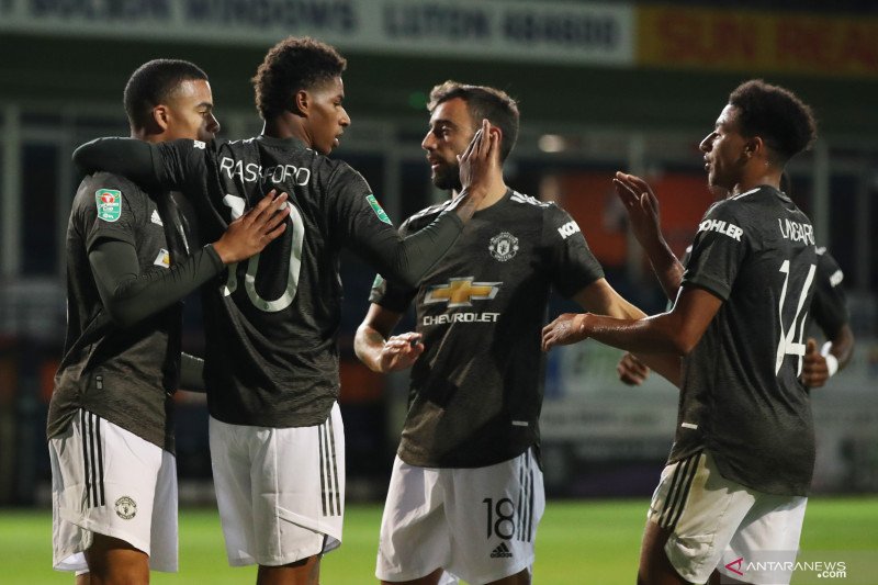 Manchester United (MU) lolos ke putaran empat Piala Liga Inggris. Dijamu Luton di Kenilworth, Rabu dinihari WIB, pasukan Ole Gunar Solkjaer menang, 3-0.