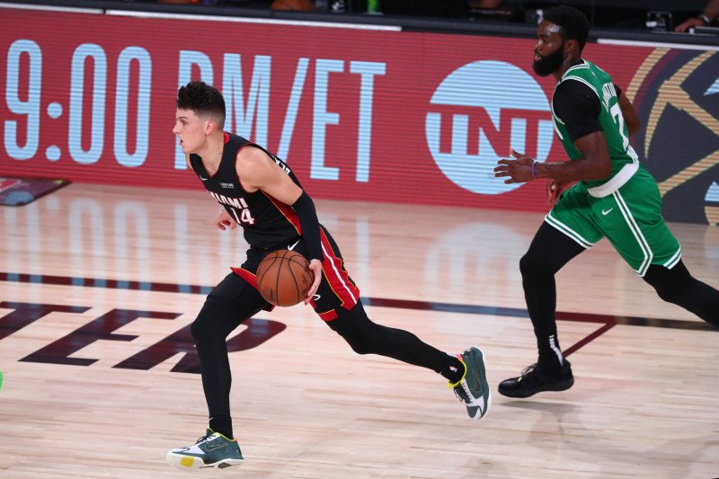 Guard Miami Heat Tyler Herro (14) membawa bola dikejar guard Boston Celtics Jaylen Brown saat bertanding di gim keempat final Wilayah Timur, Rabu (23/9/2020). REUTERS/Kim Klement-USA TODAY Sports.

