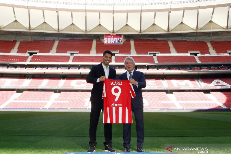 Luis Suarez resmi diperkenalkan sebagai pemain baru Atletico Madrid oleh presiden klub Enrique Cerezo pada 25 September 2020.(ClubAtleticoMadrid via REUTERS/HANDOUT)
