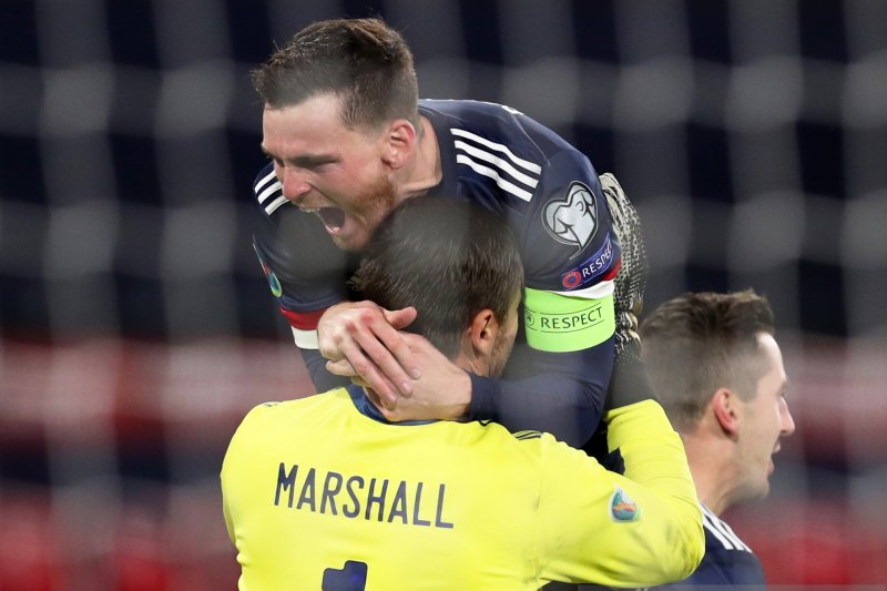 Kapten Skotlandia Andy Robertson (tengah) dan kiper David Marshall merayakan kemenangan timnya atas Israel pada pertandingan playoff kualifikasi Piala Eropa 2020 Jalur C yang dimainkan di Hampden Park, Glasgow, Kamis (8/10/2020). (ANTARA/REUTERS/RUSSELL C