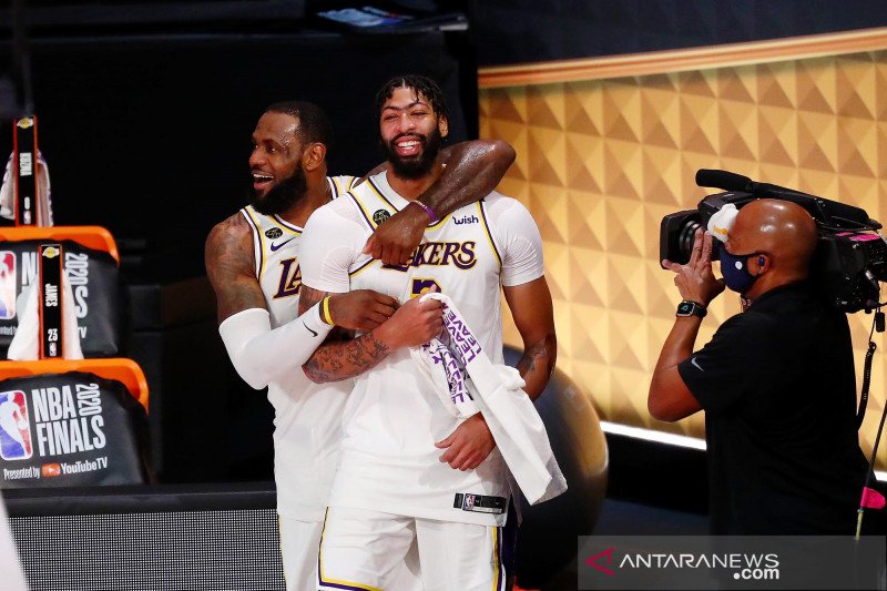 Pebasket Los Angeles Lakers LeBron James (23) dan Anthony Davis (3) merayakan poin saat melawan Miami Heat pada pertandingan Final NBA game 6 di AdventHealth Arena, Lake Buena Vista, Florida, Senin (12/10/2020). Lakers mejadi juara NBA setelah memenangkan