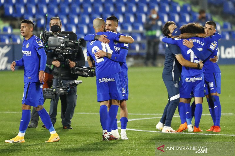 Pemain-pemain Getafe merayakan kemenangan mereka saat melawan Barcelona dalam laga Liga Spanyol di Coliseum Alfonso Perez, Getafe, Spanyol, Sabtu (17/10/2020). Getafe menang 1-0 dalam laga itu. ANTARA FOTO/REUTERS/Juan Medina/foc.

